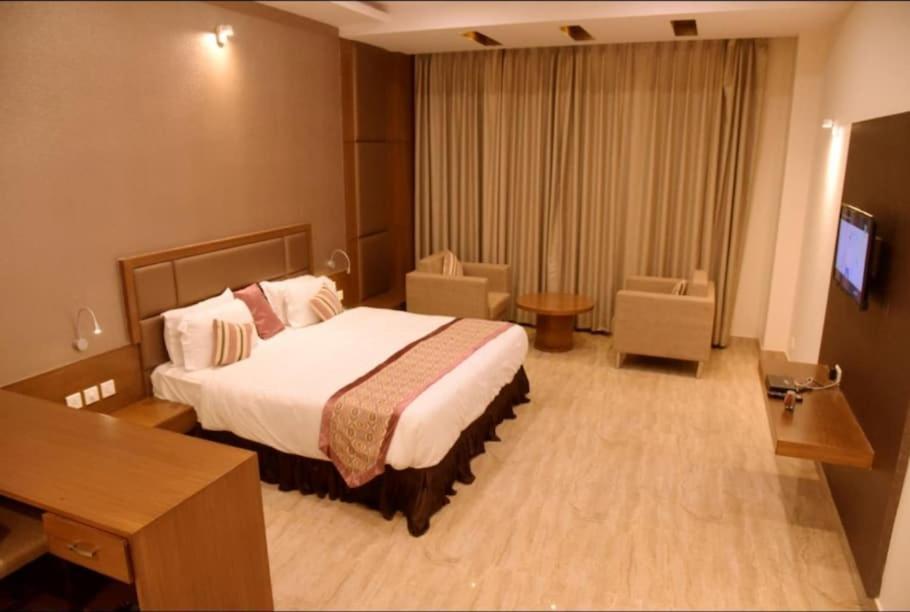 Hotel Krishna Palace Ayodhya Exteriér fotografie