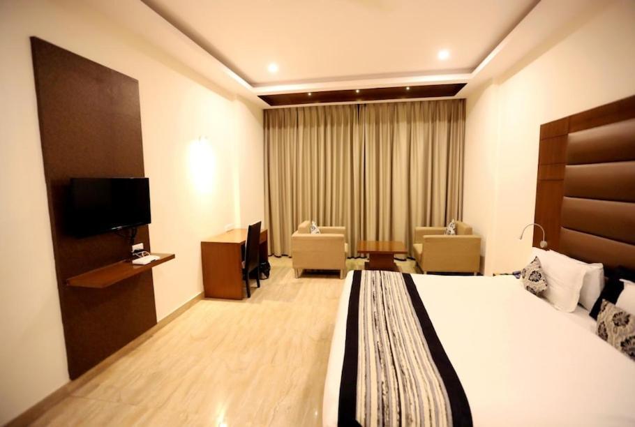 Hotel Krishna Palace Ayodhya Exteriér fotografie