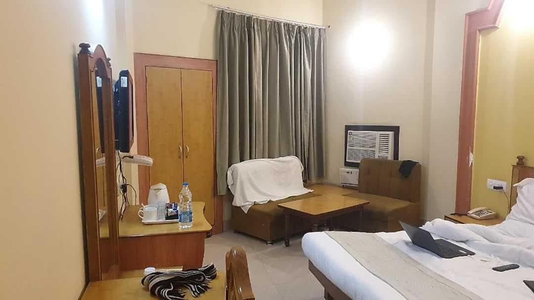 Hotel Krishna Palace Ayodhya Exteriér fotografie
