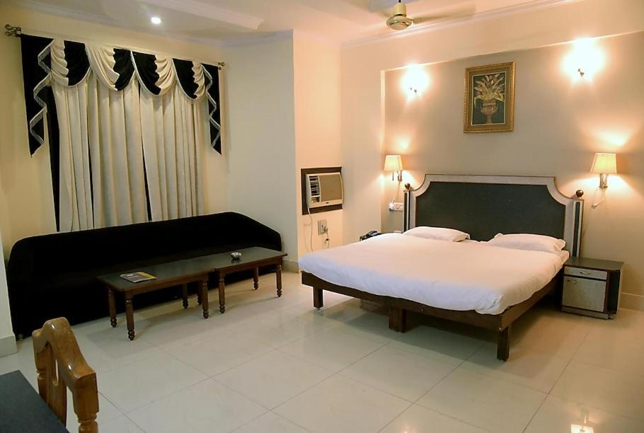 Hotel Krishna Palace Ayodhya Exteriér fotografie