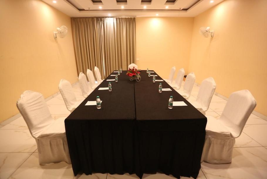 Hotel Krishna Palace Ayodhya Exteriér fotografie