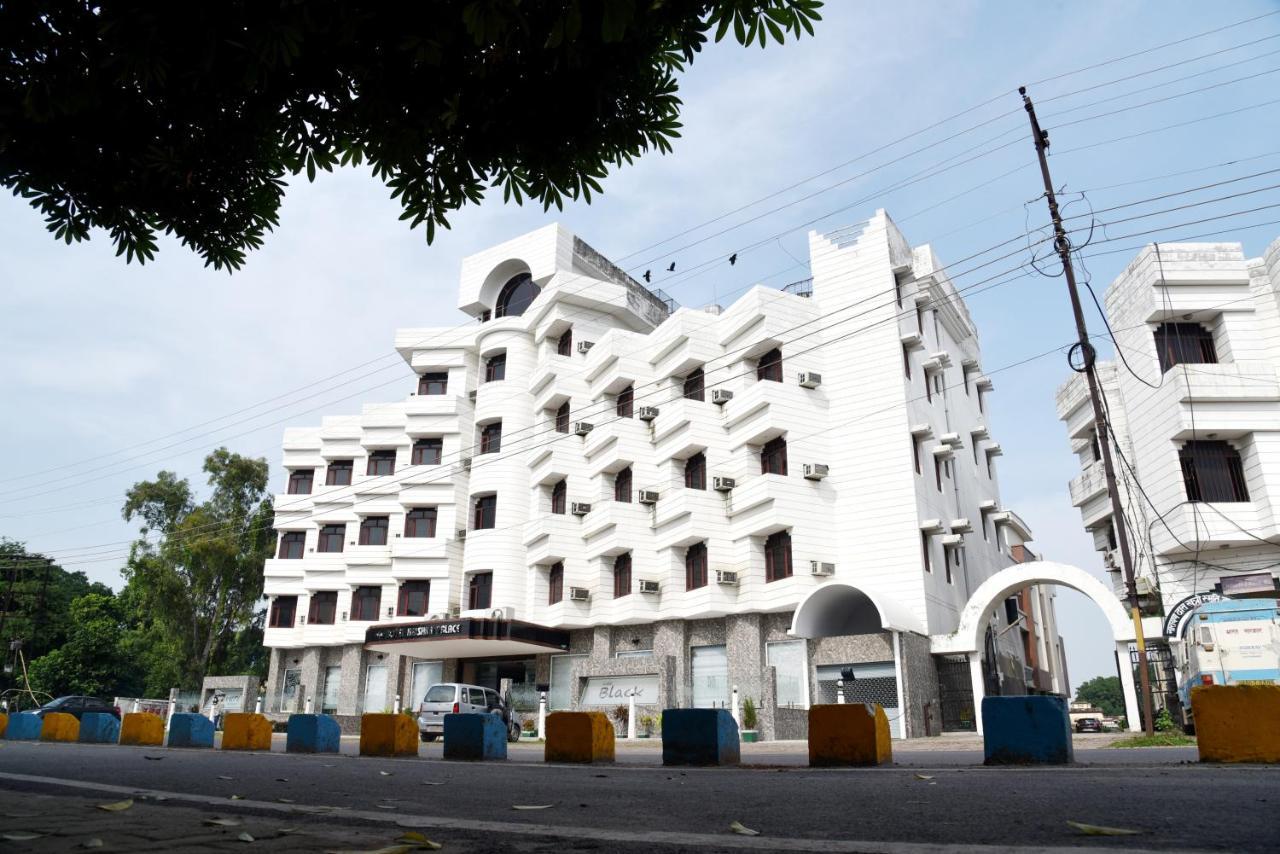 Hotel Krishna Palace Ayodhya Exteriér fotografie
